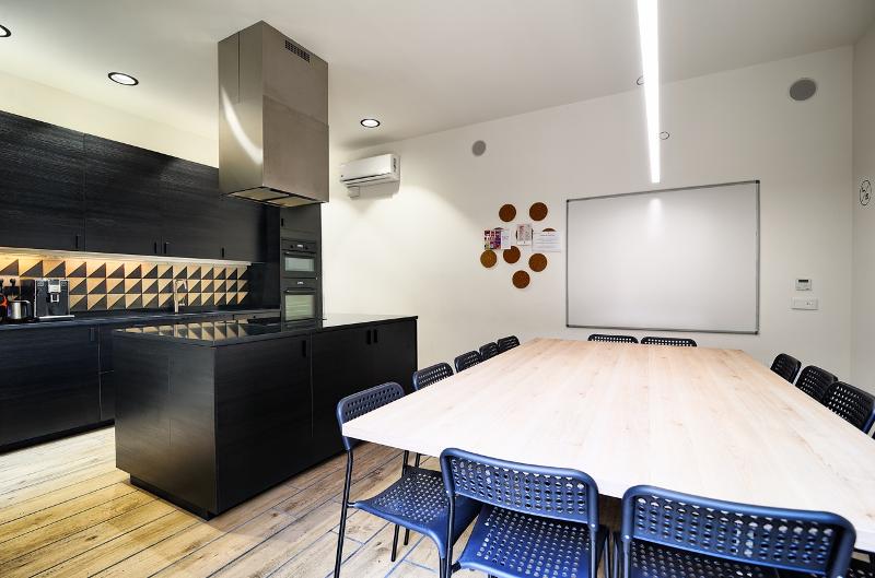 Cocina comedor con gran mesa y sillas en el curso de español en españa