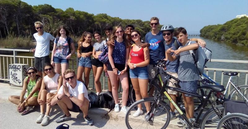 Jóvenes posando en un puente en el curso de español en españa