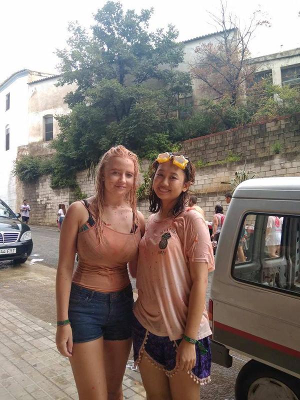 Dos jóvenes posando en el curso de español en españa