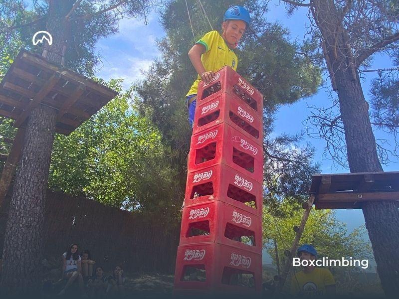Niño haciendo boxclimbing en el campamento verano