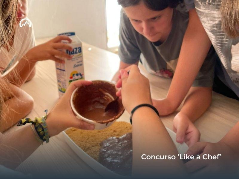 Niñas cocinando en el campamento verano
