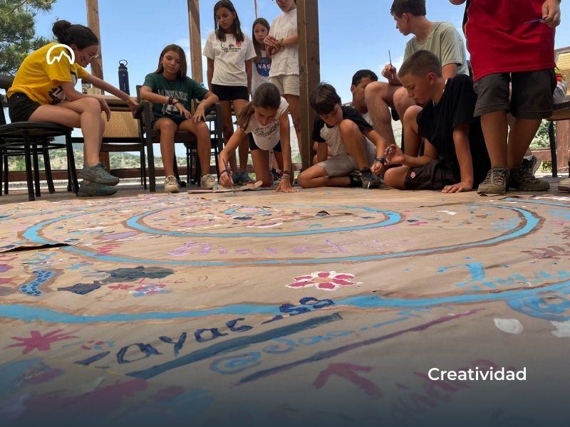 Niños en el taller de pintura del campamento verano