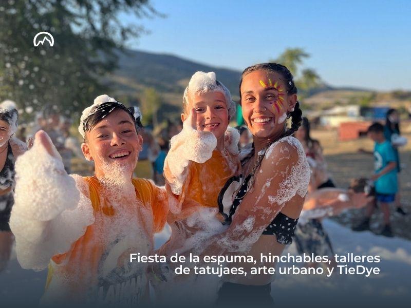 Niños en la fiesta de la espuma del campamento de verano