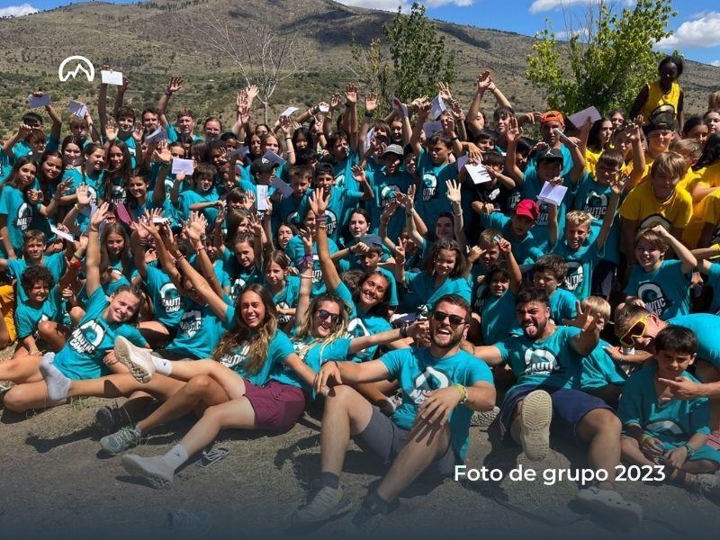 Foto de grupo de los participantes del campamento de verano 