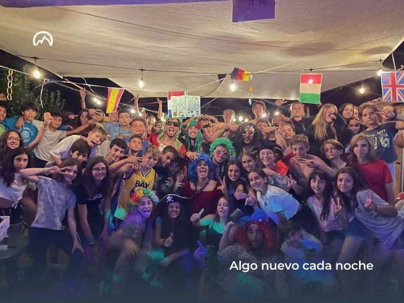 Foto de grupo de la velada del campamento de verano
