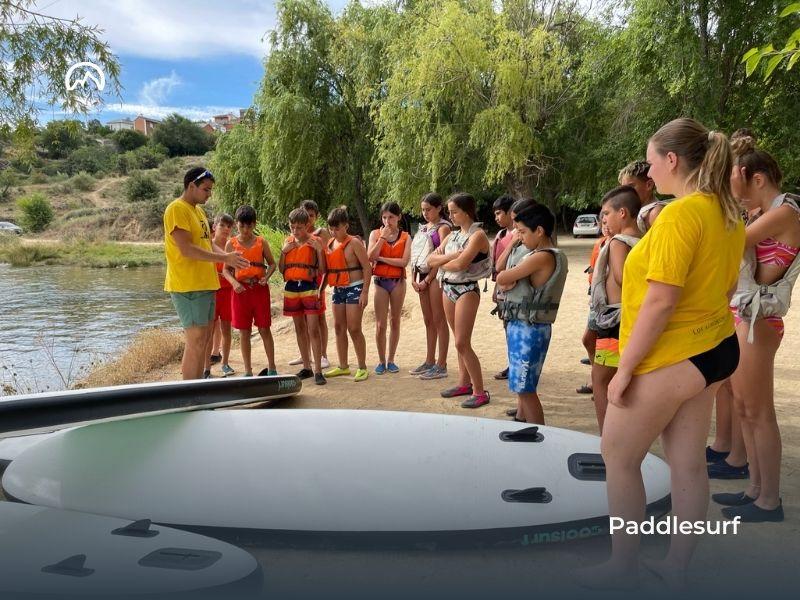 Explicación del monitor a un grupo de participantes del campamento de verano