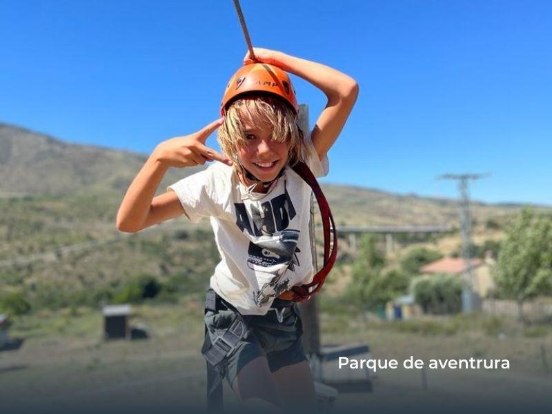Niño en el parque de aventura del campamento verano
