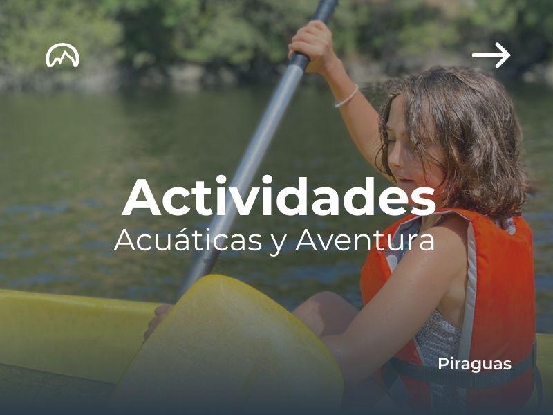 Niña en una piragua en el campamento verano