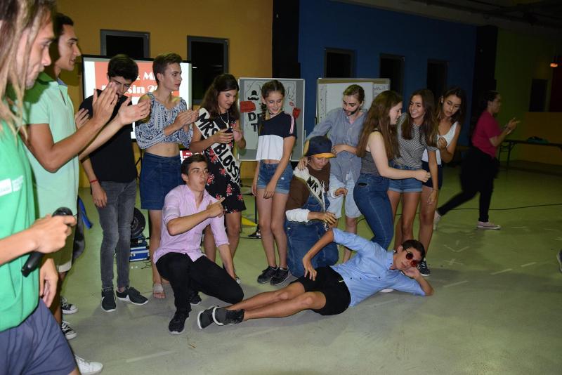 jovenes disfrazados y divirtiéndose en una fiesta o evento nocturno en un campamento alemania verano