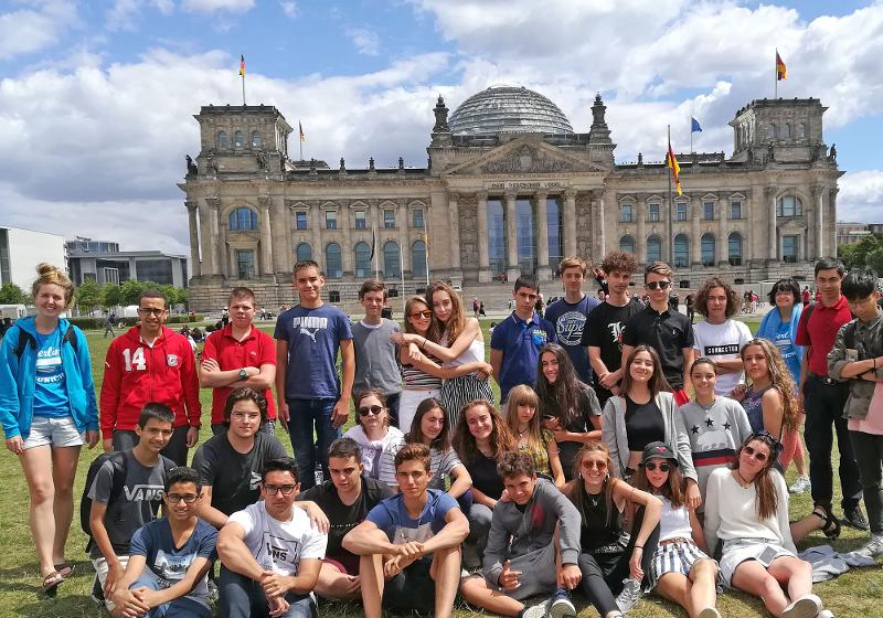 Grupo de Jóvenes posando frente al parlamento de alemania en Berlin en un campamento de verano en aleman