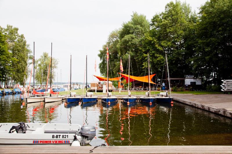 Equipamiento acuático y náutico como veleros y barcos a motor en un embarcadero de un campamento de verano alemania
