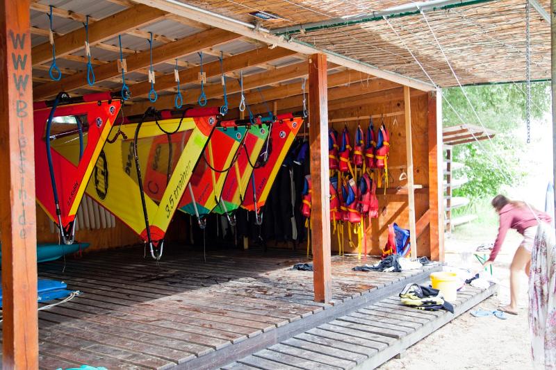 Almacén de velas de windsurf y equipamiento de navegación con una monitora en campamento alemania verano