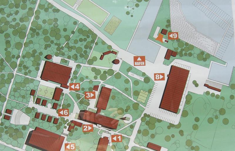 Mapa ilustrado de la distribución de las instalaciones de un campamento aleman y sus diferentes edificios señalados con numeración 