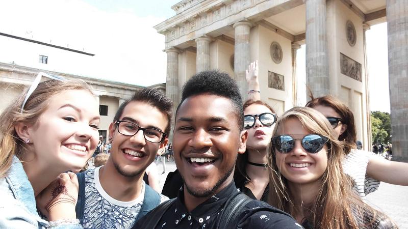 Selfie de jóvenes en la puerta de brandemburgo en berlin en curso de aleman alemania