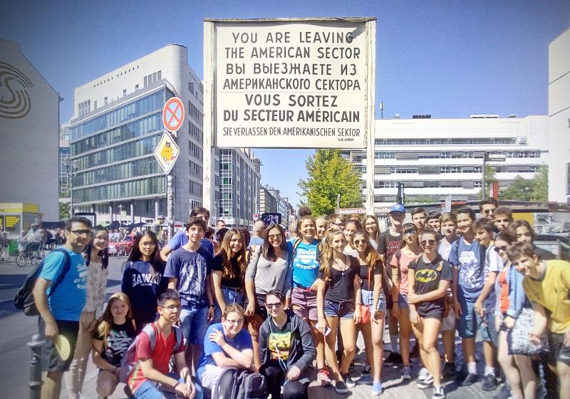 Jóvenes disfrutando en checkpoint charlie en berlin en curso aleman en alemania