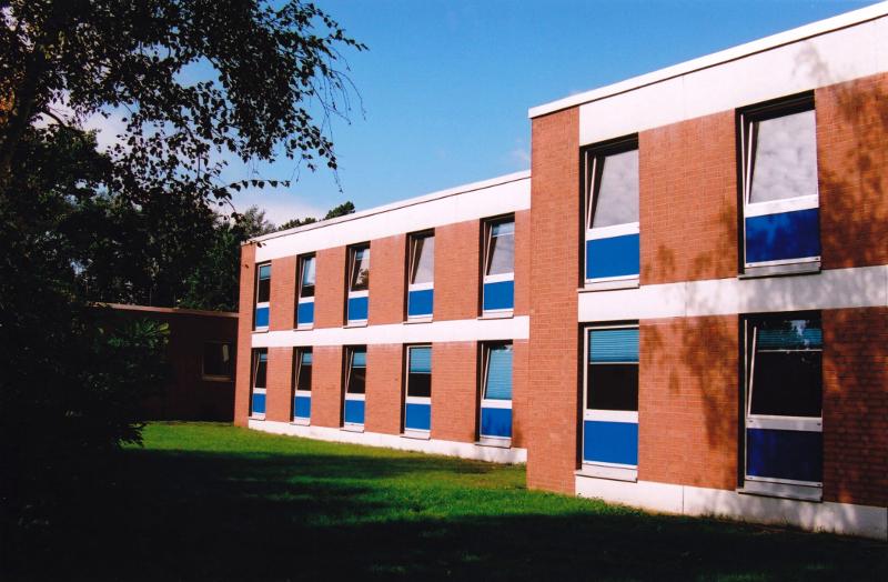 moderno edificio de Instalaciones en la naturaleza en curso de aleman en alemania en verano 