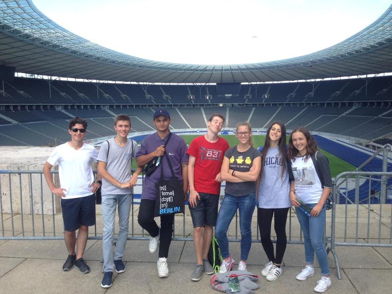 Grupo de campistas visitando el interior del estadio olímpico de fútbol en curso aleman alemania 
