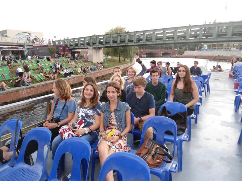 Grupo de campers montados en un barco que navega por el rio en curso de aleman en alemania en verano