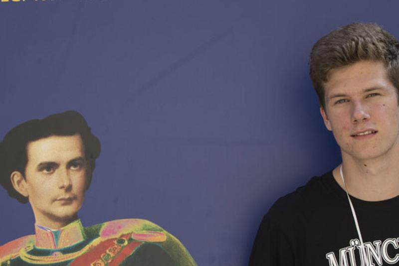 Chico con mural histórico de motivo monárquico en curso aleman alemania verano