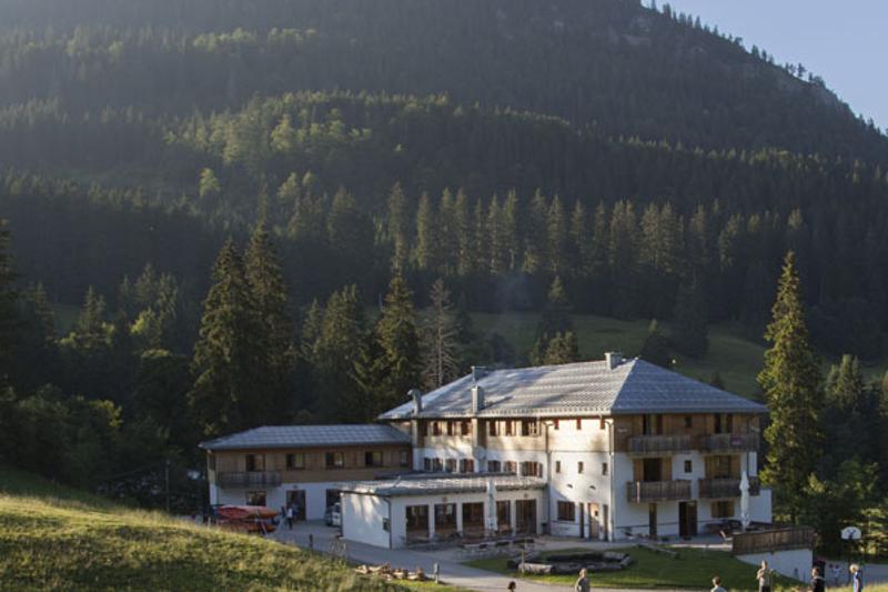 Edificio e instalaciones general en medio de la montaña con naturaleza y vegetación en curso aleman alemania