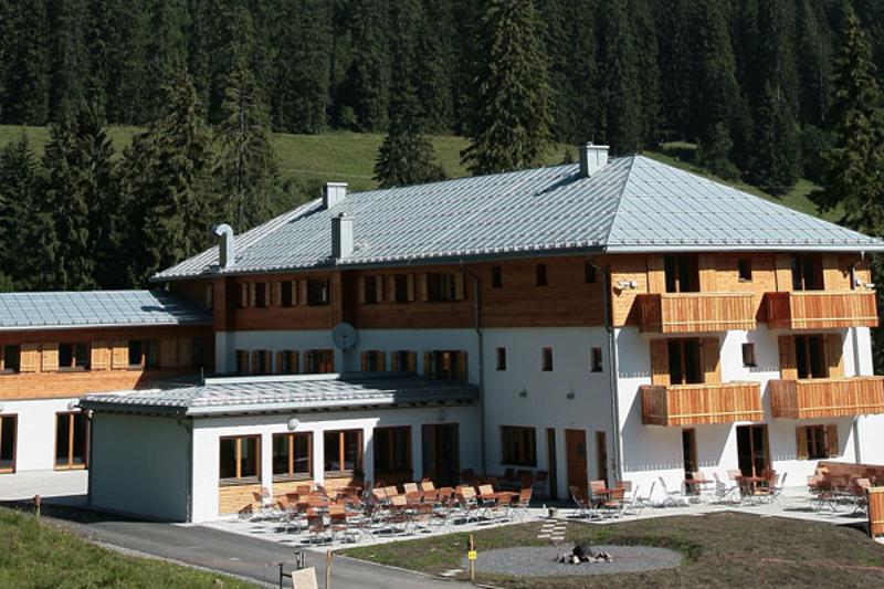 Instalaciones desde el exterior con zona de descanso y construcción de madera en curso de aleman en alemania