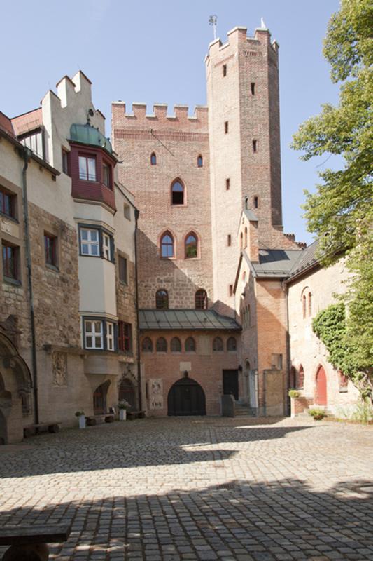 Edificio medieval y patio delantero con torre de castillo en curso de verano en alemania