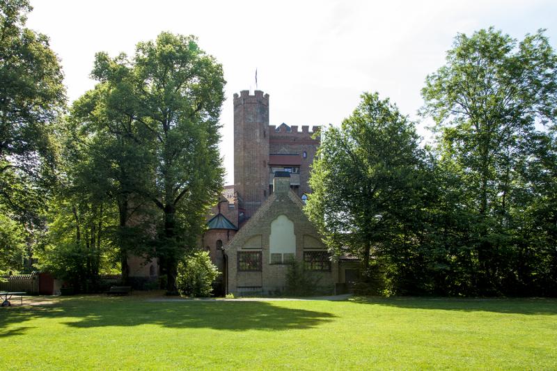 Castillo e instalaciones en plena naturaleza rodeado de árboles y praderas en curso aleman alemania