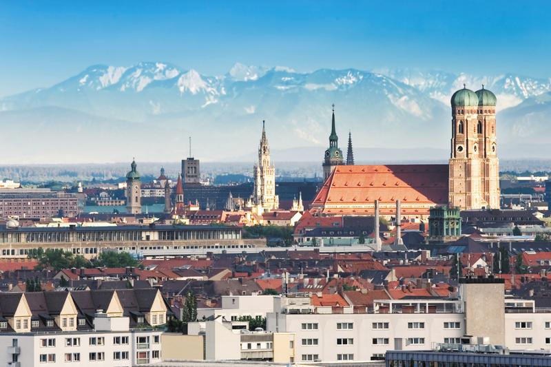 Vista general de una ciudad desde arriba con las montañas de fondo en un. día soleado en curso de verano en alemania