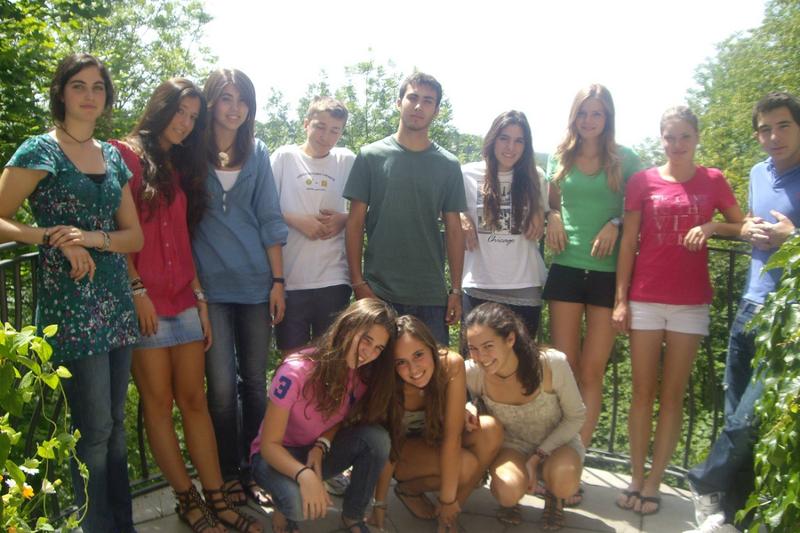 Grupo de campers juntos en un balcón frente a la naturaleza en curso de idiomas alemania