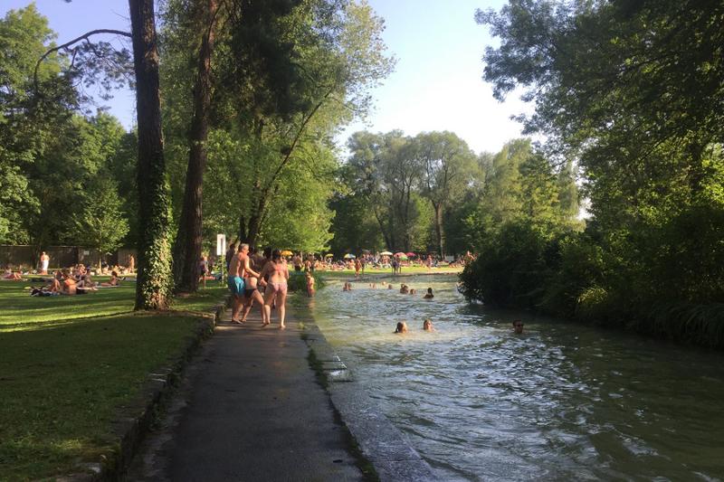 Participantes de un campamento disfrutan bañándose en el río y se relajan en las praderas de alrededor en curso de aleman alemania
