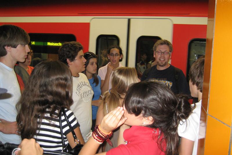 Grupo de campistas esperan al tren con monitores en curso verano alemania