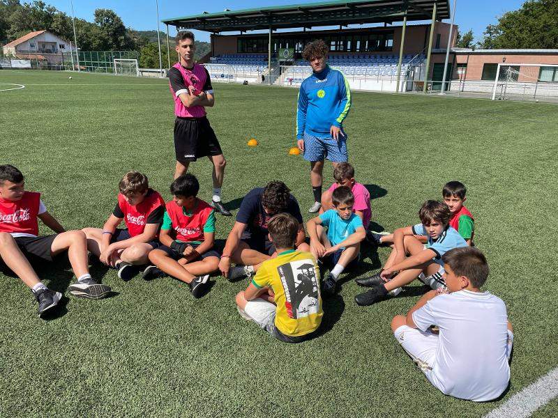 Un grupo de niños en un viaje escolar de futbol