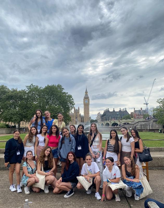 Niñas posando para una foto frente al Big Ben durante un campamento baile España