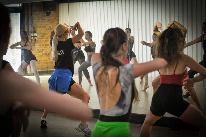 Clase de baile en el curso de idiomas en Londres