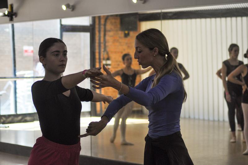 Niña bailando con una instructora durante un viaje para niños españa
