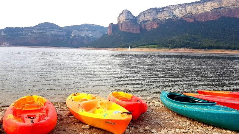 canoas en un lago del summer camp in barcelona