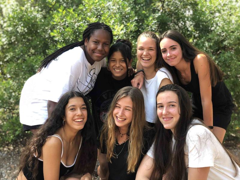 Chicas de los campamentos para aprender ingles