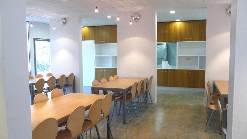 el interior de un comedor de un campamento multiaventura
