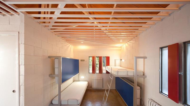 el interior de los dormitorios de un campamento multiaventura