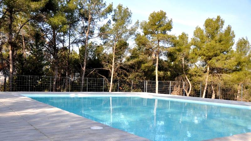 una piscina vacía de un campamento multiaventura