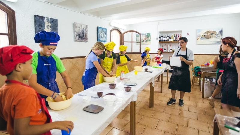 una clase de cocina en un campamento multiaventura