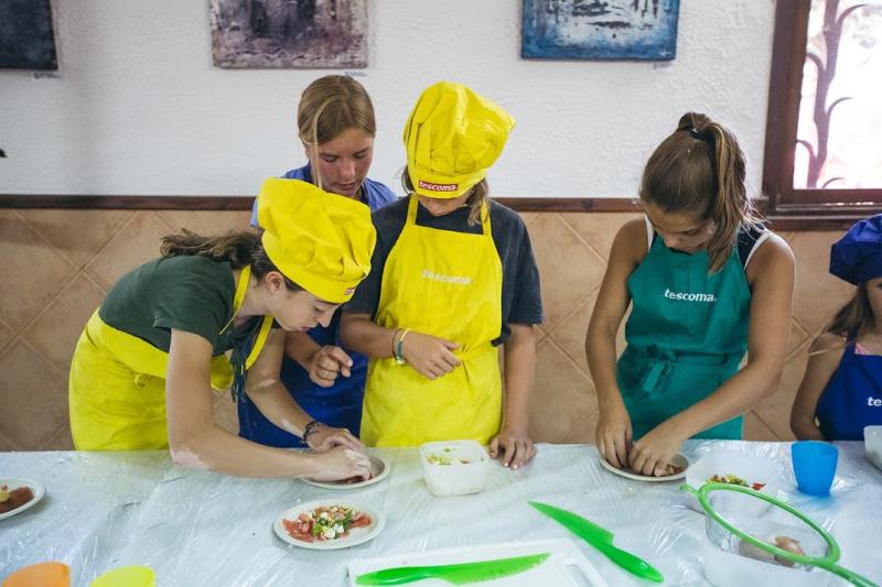 un grupo de jovenes en un campamento de cocina