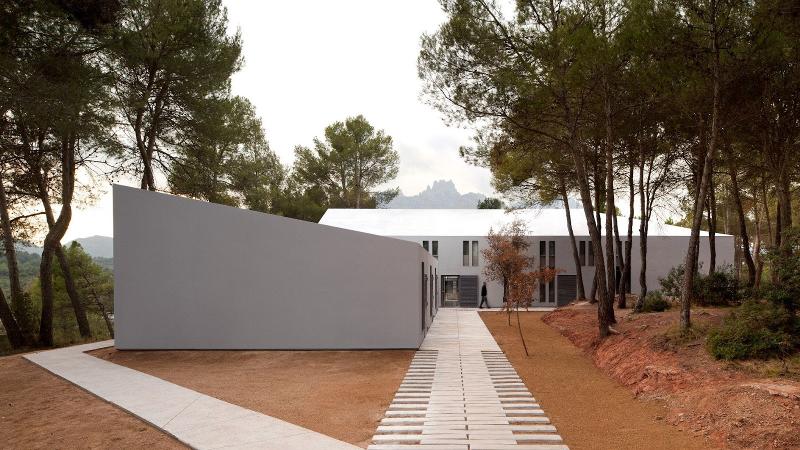 La entrada de un edificio en un campamento de verano en barcelona 