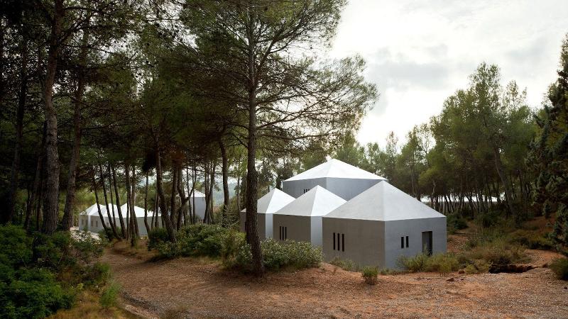 La fachada de los establecimientos de un  campamento de verano en barcelona 