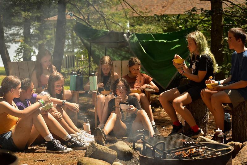 Un grupo de jovenes haciendo una barbacoa en un curso de ingles en eeuu