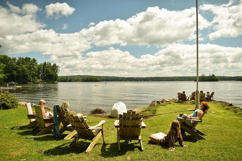 Un grupo de estudiantes en un curso de idiomas en Estados Unidos disfrutando del sol y el lago