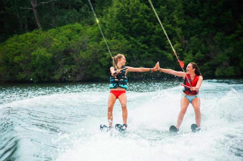 Meninas a fazer wake-board num curso de inglês nos eua