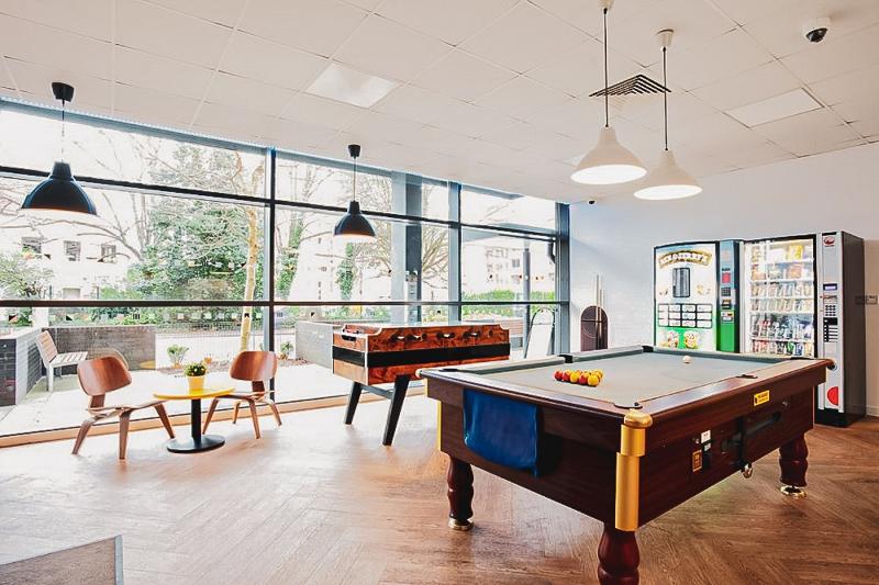 Sala de juegos con billar y futbolín en el curso ingles en reino unido