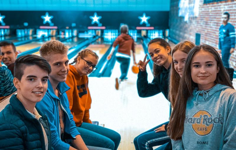 Alunos jogando no curso de idiomas no Reino Unido