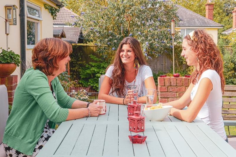 Madre anfitriona compartiendo momentos con las participantes del curso de ingles en inglaterra